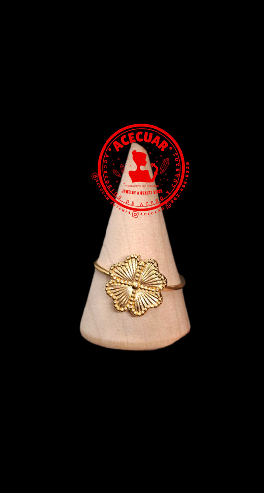 Anillo trebol dorado